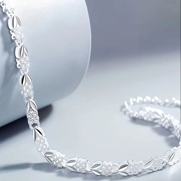 Elegant Silver Floral bracelet - Picture 2 of 2